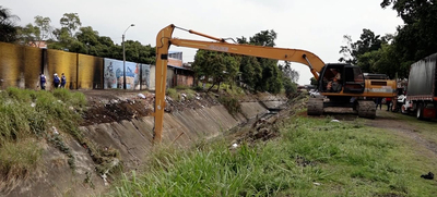 A diario, Emcali retira en promedio 280 toneladas de residuos de los canales de aguas lluvias