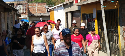 &iexcl;Salimos a buscar a los estudiantes! IEO Nuevo Latir hizo caminata en comunas 13, 14 y 15