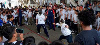 Observatorio del Deporte lanz&oacute; un laboratorio de esgrima para alumnos de la I.E. Juan Pablo II, en la Comuna 18 de Cali
