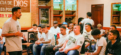 300 j&oacute;venes barberos de zonas vulnerables de Cali son los nuevos  gestores de la reconciliaci&oacute;n