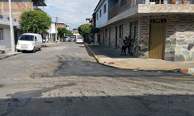 Alcald&iacute;a de Cali tap&oacute; enorme hueco que afectaba a los vecinos del barrio Olaya Herrera y contin&uacute;a diciendo #ChaoHueco en Cali