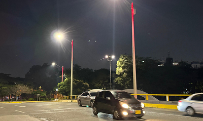 Instalamos 26 luminarias LED y doce postes trasl&uacute;cidos en el puente del Club Colombia