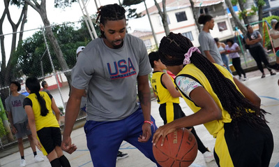 Ni&ntilde;os del programa &lsquo;Deporvida&rsquo; vivieron una tarde m&aacute;gica, al lado de jugadores de baloncesto universitario de Estados Unidos