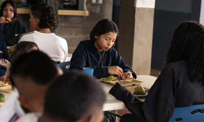 Con supervisi&oacute;n y la entrega de menajes, la Secretar&iacute;a de Educaci&oacute;n Distrital fortalece el Programa de Alimentaci&oacute;n Escolar PAE