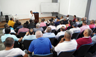 Operativos contra el transporte informal y demarcaci&oacute;n de pistas, entre los temas discutidos durante reuni&oacute;n de Movilidad Distrital con taxistas
