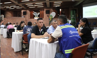 Rueda de negocios gener&oacute; alianzas entre organizaciones de recicladores y empresas transformadoras de residuos aprovechables