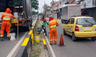 Alcald&iacute;a de Cali pinta m&aacute;s de 3.5 kil&oacute;metros de bordillos sobre la Autopista Suroriental y mejora la seguridad vial de los cale&ntilde;os