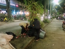 En Parque del Perro, algunos restaurantes siguen impactando con residuos el separador vial