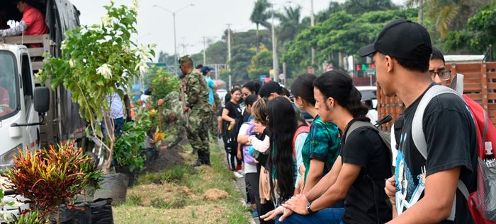 Cale&ntilde;os y cale&ntilde;as engalanaron la entrada sur de la ciudad