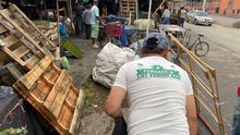 Comerciantes de El Calvario liberaron de residuos el separador de la carrera 10  