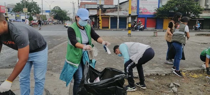 Comerciantes de El Calvario liberaron de residuos el separador de la carrera 10