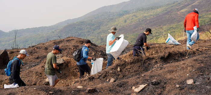 Cali se levanta para sanar las heridas del fuego en el cerro Altos de Menga