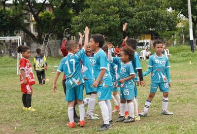 Ni&ntilde;os y monitores de f&uacute;tbol del Programa Deporvida vivieron en la cancha de la galer&iacute;a en Alfonso L&oacute;pez el tradicional Festival de Halloween 4