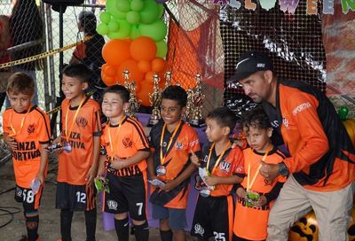 Ni&ntilde;os y monitores de f&uacute;tbol del Programa Deporvida vivieron en la cancha de la galer&iacute;a en Alfonso L&oacute;pez el tradicional Festival de Halloween 5