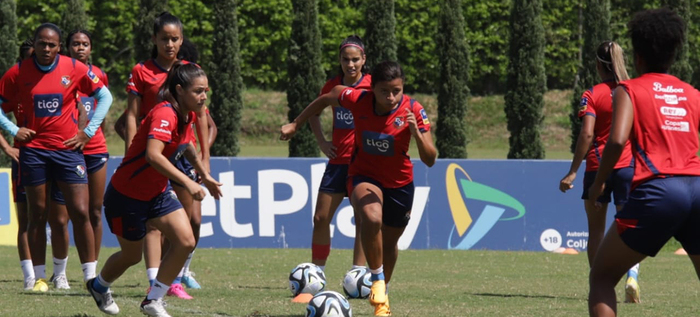 La selecci&oacute;n femenina de f&uacute;tbol de Panam&aacute; se alista bajo el sol cale&ntilde;o