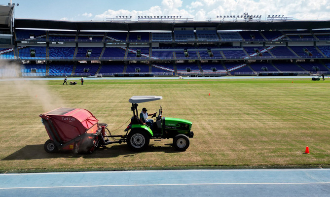 Con maquinaria FIFA, la gramilla del estadio Pascual Guerrero se transforma para la Copa Mundial Sub-20 Femenina