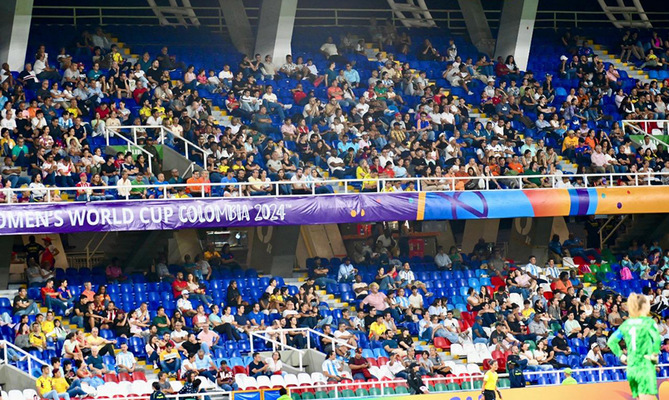 Visitantes siguen encantados con la alegr&iacute;a de los cale&ntilde;os en el Mundial Femenino Sub-20