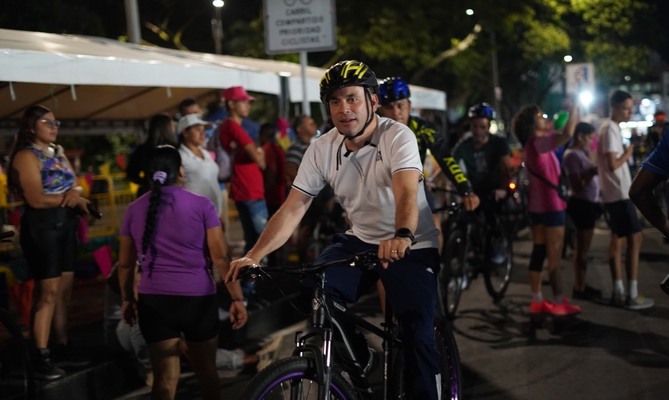 Alcalde Alejandro Eder pedale&oacute; con los cale&ntilde;os en el regreso de la Ciclovida  nocturna