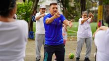 Adultos mayores de la Comuna 11 est&aacute;n m&aacute;s activos que nunca con el programa que los pone en movimiento