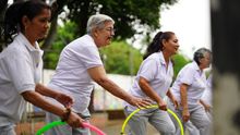 Adultos mayores de la Comuna 11 est&aacute;n m&aacute;s activos que nunca con el programa que los pone en movimiento