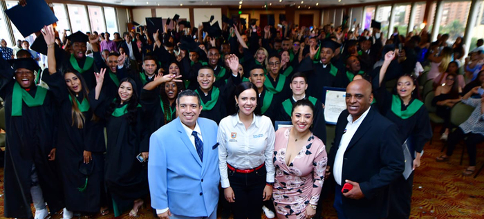 Becarios cumplen el sue&ntilde;o de certificarse como t&eacute;cnicos laborales gracias a Todas y Todos a Estudiar