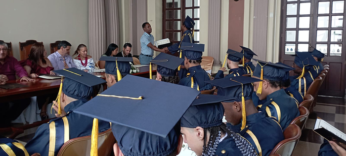 37 j&oacute;venes privados de la libertad recibieron su diploma de bachilleres
