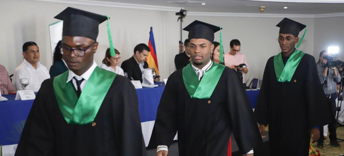 Primer grupo de graduados 2023 del programa Todas y Todos a Estudiar