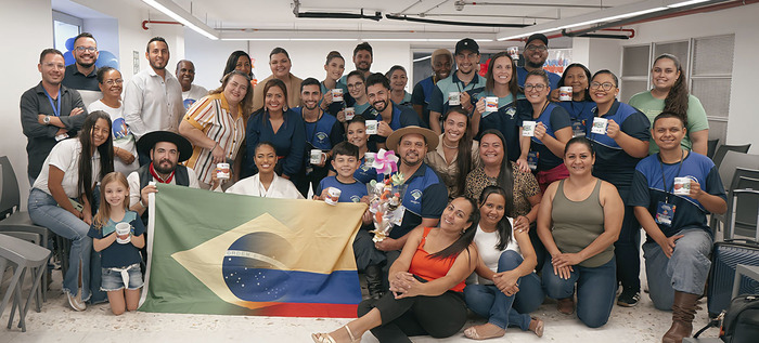 Delegaci&oacute;n brasilera aprendi&oacute; los secretos para la preparaci&oacute;n de macetas de alfe&ntilde;ique
