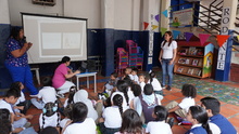 Una biblioteca rodante pone a volar la imaginaci&oacute;n de los estudiantes