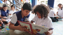 Una biblioteca rodante pone a volar la imaginaci&oacute;n de los estudiantes