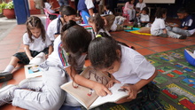 Una biblioteca rodante pone a volar la imaginaci&oacute;n de los estudiantes