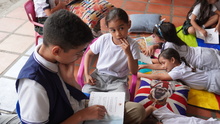 Una biblioteca rodante pone a volar la imaginaci&oacute;n de los estudiantes