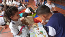 Una biblioteca rodante pone a volar la imaginaci&oacute;n de los estudiantes