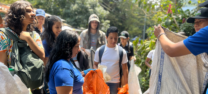 Beneficiarios de &ldquo;Todas y Todos a Estudiar&rdquo; estuvieron en la revitalizaci&oacute;n del R&iacute;o Pance