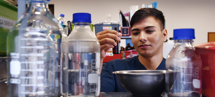 Santiago Mu&ntilde;oz, beneficiario de Todas y Todos a Estudiar es apasionado por la salud y la investigaci&oacute;n