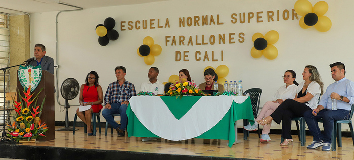 En la Normal Superior Farallones condecoraron a ex directivos docentes, en una tarde de gala