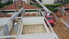 Con gr&uacute;as especializadas se instalan las columnas met&aacute;licas del IPC El Lido
