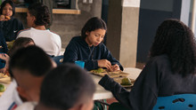 Con supervisi&oacute;n y la entrega de menajes, la Secretar&iacute;a de Educaci&oacute;n Distrital fortalece el Programa de Alimentaci&oacute;n Escolar PAE