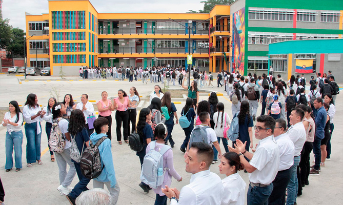 &iexcl;Alegr&iacute;a y orgullo por la nueva  Instituci&oacute;n Educativa Villa del Sur!