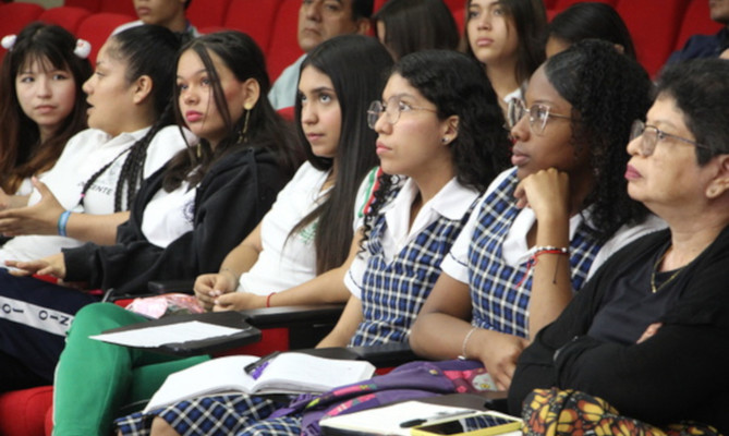 J&oacute;venes l&iacute;deres de comit&eacute;s de alimentaci&oacute;n escolar se preparan para ejercer control social