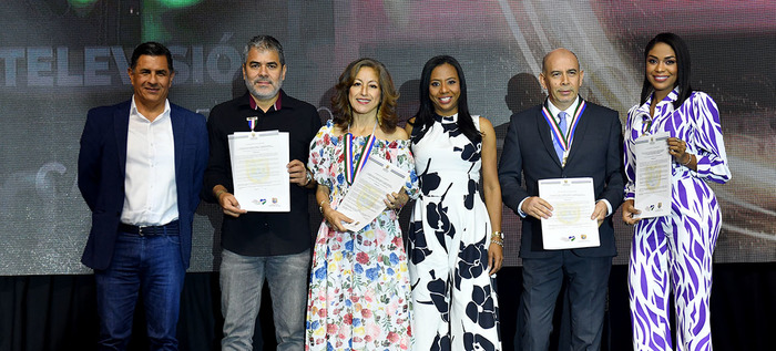 Trayectoria period&iacute;stica fue homenajeada en los Premios &lsquo;Alfonso Bonilla Arag&oacute;n&rsquo;