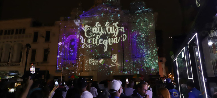 Un show tecnol&oacute;gico ilumina la Plaza de Cayzedo