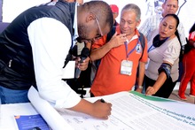 Vendedores Informales firman pacto de Gobernanza con la Administraci&oacute;n Distrital
