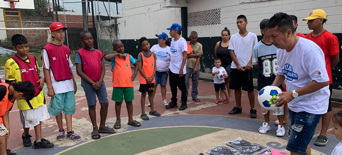 Ni&ntilde;os y ni&ntilde;as de la comuna 20 pasan su tiempo libre lejos de la violencia, gracias al arte y el deporte