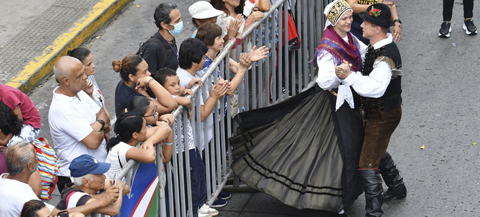 La danza y el viento fueron c&oacute;mplices en la &lsquo;Gran Parada&rsquo; del &lsquo;Encuentro de Culturas Populares&rsquo;