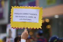 Conductores mal parqueados fueron &lsquo;pillados&rsquo; por los colectivos de cultura ciudadana de la Alcald&iacute;a de Cali