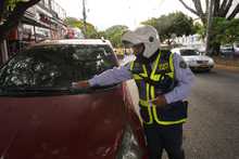 Conductores mal parqueados fueron &lsquo;pillados&rsquo; por los colectivos de cultura ciudadana de la Alcald&iacute;a de Cali