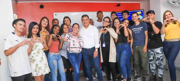 J&oacute;venes cale&ntilde;os avanzan hacia su meta de ser biling&uuml;es con el programa Todas y Todos a Estudiar Ingl&eacute;s
