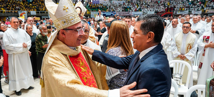 Monse&ntilde;or Luis Fernando Rodr&iacute;guez recibi&oacute; el palio arzobispal en Asamblea Sinodal