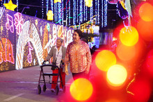 En familia y amigos, ciudadanos madrugan a disfrutar el alumbrado navide&ntilde;o de Cali